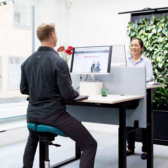 Why saddle chairs are better than kneeling chairs. Salli Australia Ergonomic Saddle Seat Chair